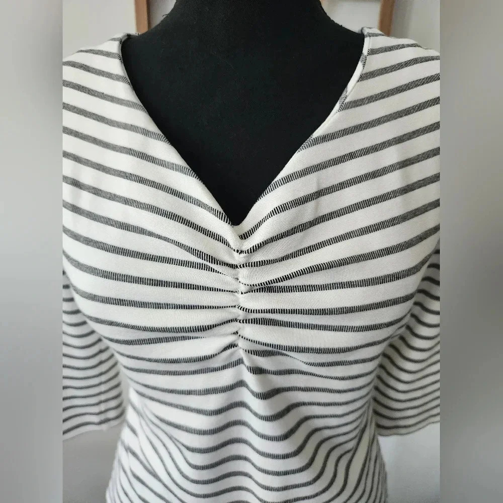 Tahari Black and White Striped Long Sleeve V Neck Shirt Womens Small - Picture 3 of 5